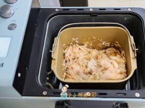 启动面包机的肉松键盖上盖子就不用管了，一次程序后我发现太湿了，所以我又按了一次肉松键，但是中途因为面包机太热，要等冷却一会才能重新启动，这不是坏了不需要紧张