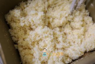 这是两个肉松程序后的肉松，如果觉得肉松不够细腻可以用料理棒打一下就会非常细腻