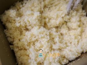 这是两个肉松程序后的肉松，如果觉得肉松不够细腻可以用料理棒打一下就会非常细腻