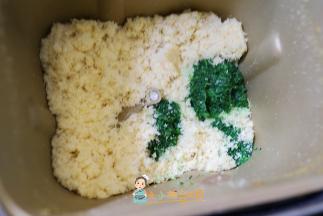 这里我剩下1/3的肉松加入菠菜泥启动第三次肉松程序，因为我的孩子不爱吃蔬菜，所以做了一个菠菜肉松