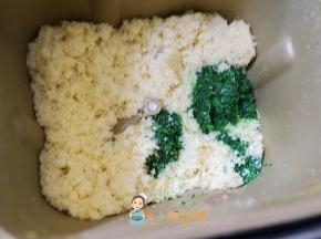 这里我剩下1/3的肉松加入菠菜泥启动第三次肉松程序，因为我的孩子不爱吃蔬菜，所以做了一个菠菜肉松