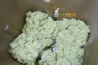 做好的菠菜肉松是这样的，这样一个肉松里面有鱼有虾有红肉有白肉还有蔬菜！足足七种食材哦，你还可以胡萝卜煮熟打泥后做成胡萝卜肉松！是不是很棒！