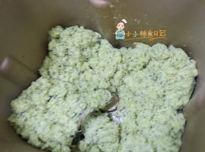 做好的菠菜肉松是这样的，这样一个肉松里面有鱼有虾有红肉有白肉还有蔬菜！足足七种食材哦，你还可以胡萝卜煮熟打泥后做成胡萝卜肉松！是不是很棒！
