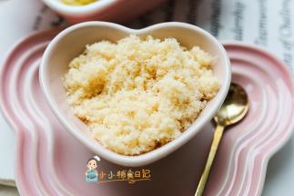 肉的量也不要太多不能超过面包桶的2/3，不然搅拌的时候肉容易飞出去，飞到加热管会有焦糊的味道，一般没多大关系，肉少一点就可以了