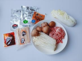 准备食材与调料包。