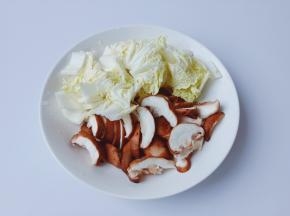 娃娃菜与香菇分别切小段。