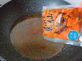 锅里水开下火锅底料。