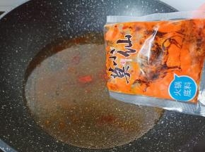 锅里水开下火锅底料。