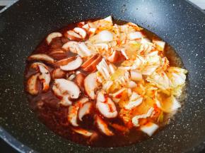 加入香菇与娃娃菜开大火煮开。