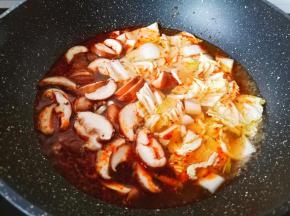 加入香菇与娃娃菜开大火煮开。