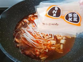 煮开后加入金针菇与粉条。