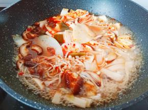 最后加入蔬菜包与臭豆腐。