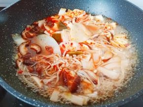 最后加入蔬菜包与臭豆腐。