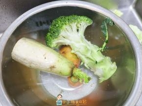 西蓝花因为花蕊不容易洗，我们要加少许盐浸泡十五分钟