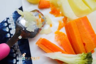 还有一些复杂一点的比如肉糕、香肠等等都可以给孩子自己拿着吃