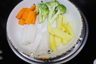 锅里水开后放入蔬菜蒸15-20分钟，能压成泥的状态就可以