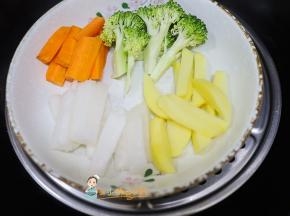 锅里水开后放入蔬菜蒸15-20分钟，能压成泥的状态就可以