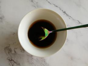 生抽3勺，老抽1勺，蚝油3勺，料酒2勺，倒入碗里，搅拌均匀成烤肉腌料汁。