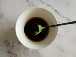 生抽3勺，老抽1勺，蚝油3勺，料酒2勺，倒入碗里，搅拌均匀成烤肉腌料汁。