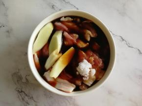 然后将搅拌均匀的腌料倒入五花肉中，记得加一小勺糖提鲜，不喜欢甜味的也可以不加。加了糖提鲜，但是烤的时候也会微微容易上色发焦，所以后期要注意火候！