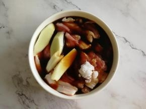 然后将搅拌均匀的腌料倒入五花肉中，记得加一小勺糖提鲜，不喜欢甜味的也可以不加。加了糖提鲜，但是烤的时候也会微微容易上色发焦，所以后期要注意火候！