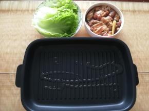 腌制完成，生菜清洗干净晾干水分。准备好多功能锅，烤盘进行烤肉。烤盘上撒上玉米油适量。开高火加热。