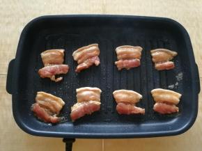 用油刷将油刷匀。温度上升，油热了之后，用筷子将腌制好的五花肉均匀摊平在烤盘上，略微间隔开。就可以开烤啦！