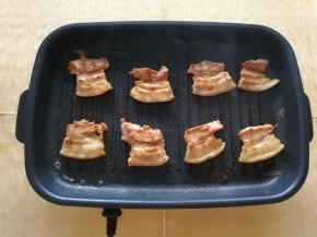 将单面烤到金黄，然后翻面，烤另一面，注意火候哦，别烤太焦。