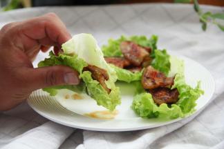 烤肉烤到两面金黄，肉边微微卷起，略带焦色，就可以出锅了，放在生菜叶上，裹起，一口咬下！外脆里嫩，五花肉的香气带着生菜的鲜嫩，一点不腻，肉香四溢，就要这么吃才过瘾啊！