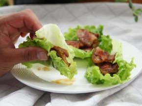 烤肉烤到两面金黄，肉边微微卷起，略带焦色，就可以出锅了，放在生菜叶上，裹起，一口咬下！外脆里嫩，五花肉的香气带着生菜的鲜嫩，一点不腻，肉香四溢，就要这么吃才过瘾啊！