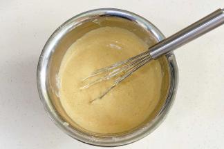 用蛋抽混合搅拌均匀。