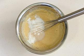 继续加入低筋面粉和酵母粉。