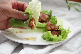 然后烤完一波，就可以烤其他自己喜欢的蔬菜，例如香菇、蘑菇、娃娃菜、莴苣、金针菇、土豆等等。烤的时候记得撒上盐、孜然、椒盐或者黑胡椒，按照个人喜欢来，我家一般直接撒点盐，就可以，原汁原味！娃尤其喜欢娃娃菜，鲜甜嫩！