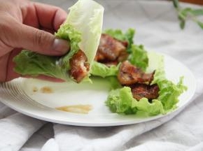 然后烤完一波，就可以烤其他自己喜欢的蔬菜，例如香菇、蘑菇、娃娃菜、莴苣、金针菇、土豆等等。烤的时候记得撒上盐、孜然、椒盐或者黑胡椒，按照个人喜欢来，我家一般直接撒点盐，就可以，原汁原味！娃尤其喜欢娃娃菜，鲜甜嫩！