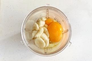 香蕉去皮切块放入料理杯，加入鸡蛋。