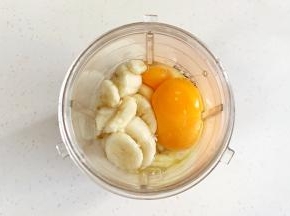 香蕉去皮切块放入料理杯，加入鸡蛋。