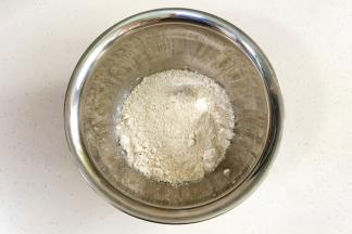 把燕麦粉倒入大碗中。