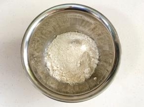 把燕麦粉倒入大碗中。