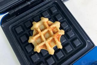 烤盘预热刷油，倒入1勺面糊，盖好盖子，加热约2-3分钟至熟。