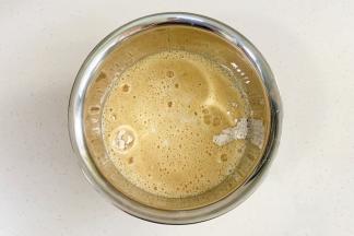 搅打成细腻均匀的液体，倒入大碗中。