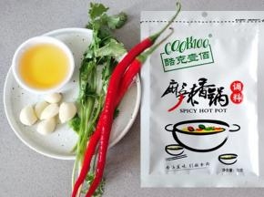 3.准备佐料：  花菜切小朵，香菜切小段，蒜瓣切末，辣椒切圈
