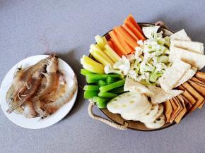 2.虾掀起头部外壳，去除里面的粪便和虾线，  胡萝卜，莴笋和土豆切成条，  干豆腐和香干豆腐片切小块，莲藕切片，花菜小朵