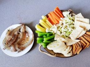 2.虾掀起头部外壳，去除里面的粪便和虾线，  胡萝卜，莴笋和土豆切成条，  干豆腐和香干豆腐片切小块，莲藕切片，花菜小朵