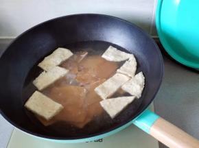 5.干豆腐和五香豆腐片焯水捞出备用