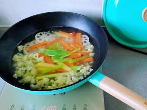 4.锅里放入水烧开，加一点盐一点食用油，  放莴笋和土豆以及胡萝卜条和莲藕焯水捞出备用，  放入芹菜焯水捞出备用