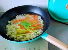 4.锅里放入水烧开，加一点盐一点食用油，  放莴笋和土豆以及胡萝卜条和莲藕焯水捞出备用，  放入芹菜焯水捞出备用