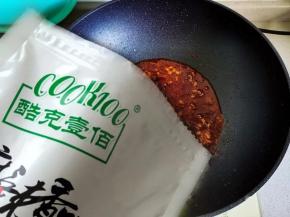 7.锅里放入3勺食用油，放入蒜末炒香，倒入70克cook100麻辣香锅调料炒香