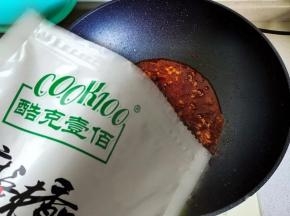 7.锅里放入3勺食用油，放入蒜末炒香，倒入70克cook100麻辣香锅调料炒香