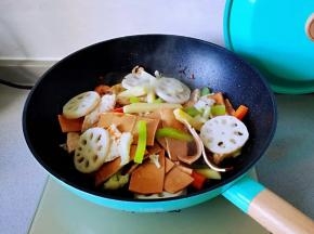 9.倒入所有蔬菜翻炒均匀
