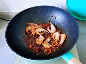 8.倒入虾炒香